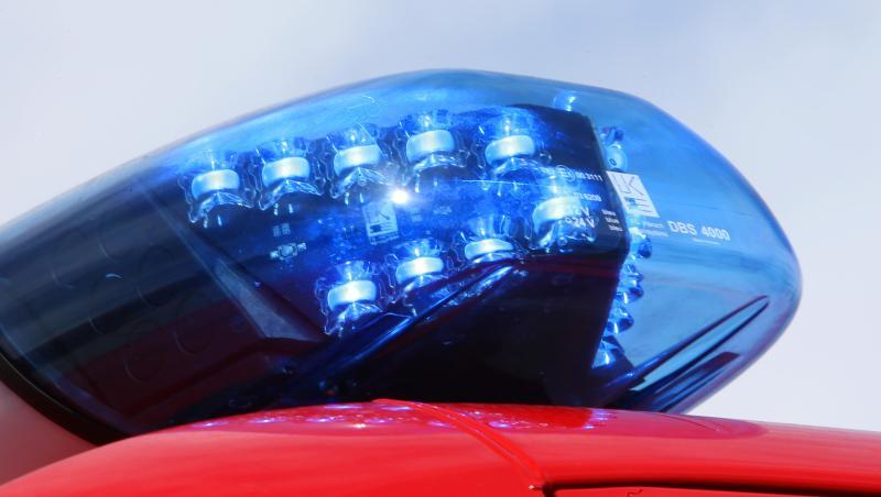 Ein Blaulicht leuchtet auf einem Einsatzwagen der Feuerwehr. Foto: picture alliance / Stephan Jansen/dpa/Symbolbild Ein Blaulicht leuchtet auf einem Einsatzwagen der Feuerwehr. Foto: picture alliance / Stephan Jansen/dpa/Symbolbild