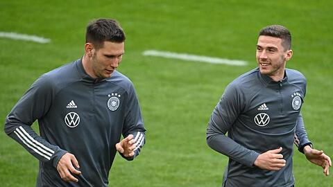 Fallen aus absolvierten aber immerhin individuelle Laufeinheiten: Niklas Süle (l) und Robin Gosens.
