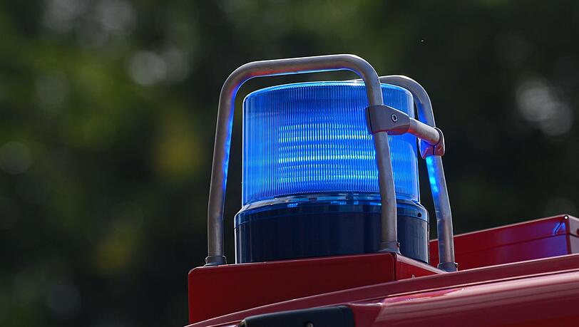 Ein Blaulicht leuchtet auf dem Dach eines Einsatzfahrzeugs der Feuerwehr.