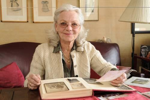 Brigitta Wanka-Dahlem blättert in einem Album mit alten Fotografien. Durch einen AZ-Bericht wurde sie auf den Suchdienst aufmerksam.