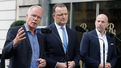 Einen "Geist der Gemeinsamkeiten" haben die Fraktionschefs Matthias Miersch (SPD, l-r), Jens Spahn (CDU) und Alexander Hoffmann (CSU) bei ihrer Tagung Ende August in Würzburg beschworen (Foto: Archiv).