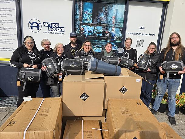 Die Weihnachts-Spendenaktion im vergangenen Jahr: Die Metal-Fans von Metality M&uuml;nchen &uuml;bergeben hier kistenweise neu gekaufte Winterschlafs&auml;cke f&uuml;r M&uuml;nchner Obdachlose an die Aktion Br&uuml;cke. Auch dieses Jahr kann man noch Geld f&uuml;r die Schlafsack-Aktion spenden.