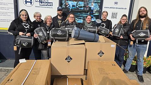 Die Weihnachts-Spendenaktion im vergangenen Jahr: Die Metal-Fans von Metality M&uuml;nchen &uuml;bergeben hier kistenweise neu gekaufte Winterschlafs&auml;cke f&uuml;r M&uuml;nchner Obdachlose an die Aktion Br&uuml;cke. Auch dieses Jahr kann man noch Geld f&uuml;r die Schlafsack-Aktion spenden.