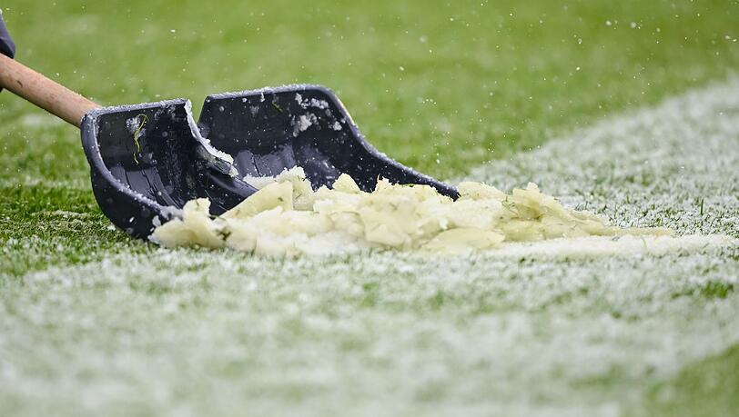 Auch das Frauenfußball-Topspiel Werder Bremen gegen den FC Bayern fällt wegen des Winterwetters aus. (Archivbild) Auch das Frauenfußball-Topspiel Werder Bremen gegen den FC Bayern fällt wegen des Winterwetters aus. (Archivbild)