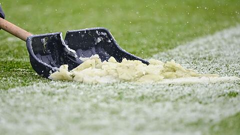 Auch das Frauenfußball-Topspiel Werder Bremen gegen den FC Bayern fällt wegen des Winterwetters aus. (Archivbild) Auch das Frauenfußball-Topspiel Werder Bremen gegen den FC Bayern fällt wegen des Winterwetters aus. (Archivbild)