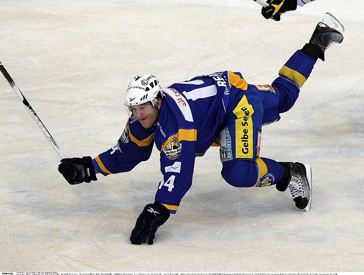 "Ich bin froh, dass wir so einen Spieler nicht mehr im Team haben": Manager Christian Winkler über Ryan Ready, der den EHC verlässt.