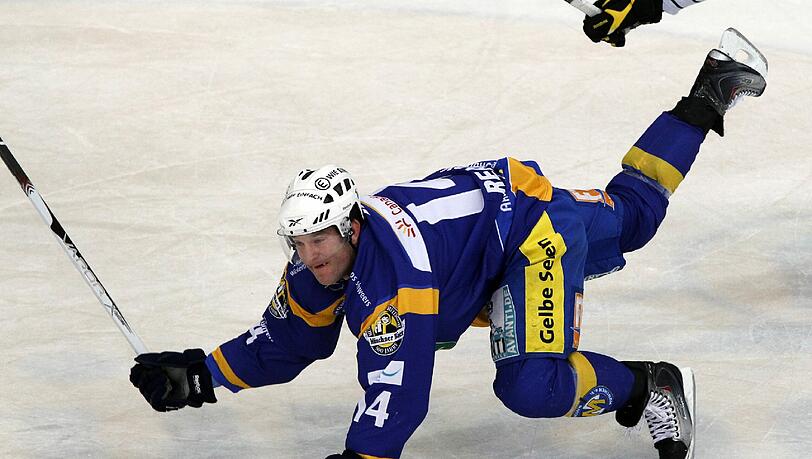 "Ich bin froh, dass wir so einen Spieler nicht mehr im Team haben": Manager Christian Winkler über Ryan Ready, der den EHC verlässt. "Ich bin froh, dass wir so einen Spieler nicht mehr im Team haben": Manager Christian Winkler über Ryan Ready, der den EHC verlässt.