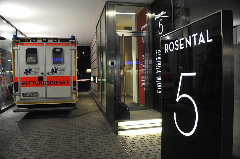 Am Dienstagabend hat die Polizei mitten in der Altstadt eine Leiche mit Stichwunden gefunden. Die Mordkommission ermittelt - hier sehen Sie die Bilder vom Tatort.