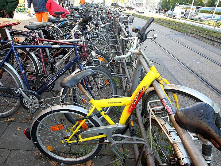 Schon 2011 hatten die Mitarbeiter der Stadt bei der Entsorgung der Schrott-Radl im Stadtgebiet jede Menge zu tun - die Bilder aus dem letzten Jahr.