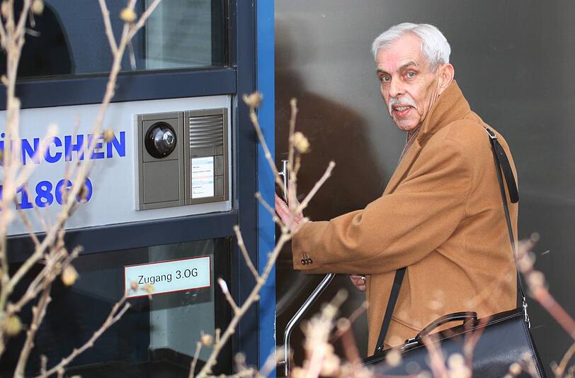 Präsident Dieter Schneider trifft zur Aufsitzsratssitzung am 7. Januar an der Geschäftsstelle des TSV 1860 ein.