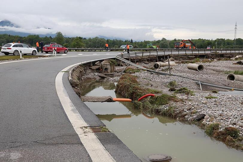 Schwere Hochwasser-Schäden an der A8. Die Bilder zum Durchklicken.