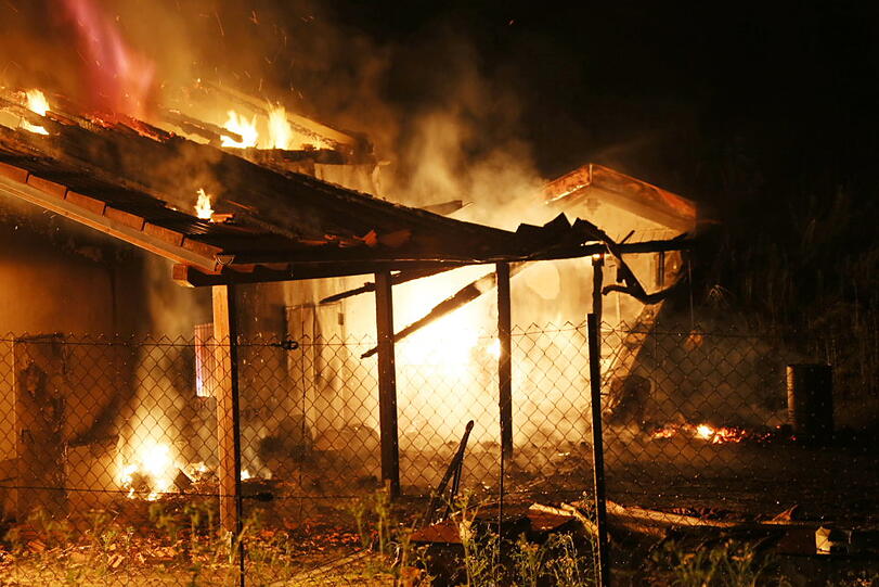 Feuerwerklager in Altötting abegbrannt: Die Bilder vom Feuerwehreinsatz.