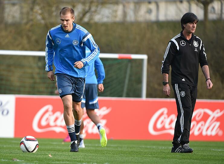Joachim Löw spendete seinem Schützling Holger Badstuber Trost.