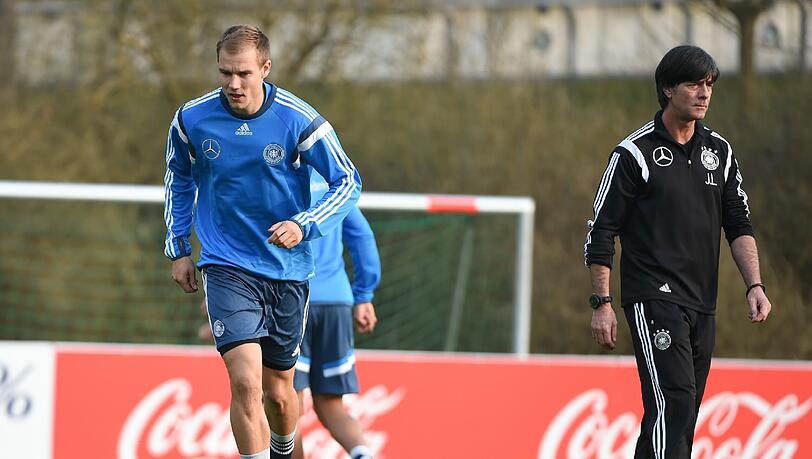 Joachim Löw spendete seinem Schützling Holger Badstuber Trost. Joachim Löw spendete seinem Schützling Holger Badstuber Trost.