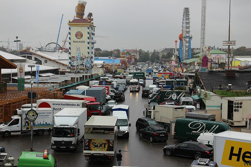 Regen und Tristesse am Tag danach: Die Bilder vom Wiesn-Abbau am Dienstagvormittag.