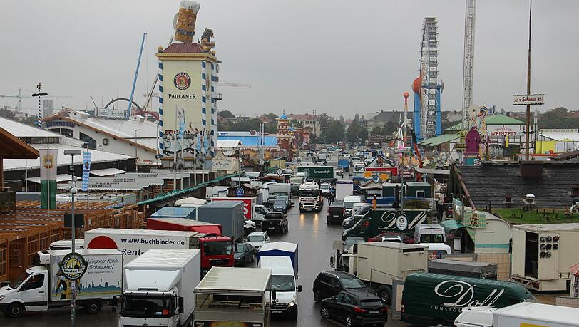 Regen und Tristesse am Tag danach: Die Bilder vom Wiesn-Abbau am Dienstagvormittag. Regen und Tristesse am Tag danach: Die Bilder vom Wiesn-Abbau am Dienstagvormittag.