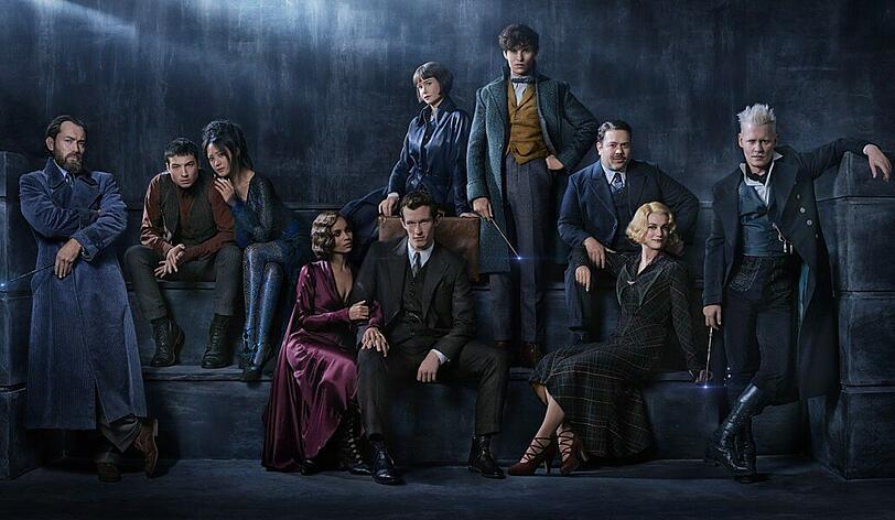 Das erste Gruppenfoto zu "Phantastische Tierwesen: Grindelwalds Verbrechen": (von links) Albus Dumbledore (Jude Law), Credence (Ezra Miller), Maledictus (Claudia Kim), Leta Lestrange (Zoe Kravitz), Theseus Scamander (Callum Turner), Tina Goldstein (Katherine Waterston), Newt Scamander (Eddie Redmayne), Jacob Kowalski (Dan Folger), Queenie Goldstein (Alison Sudol) und Gellert Grindelwald (Johnny Depp).