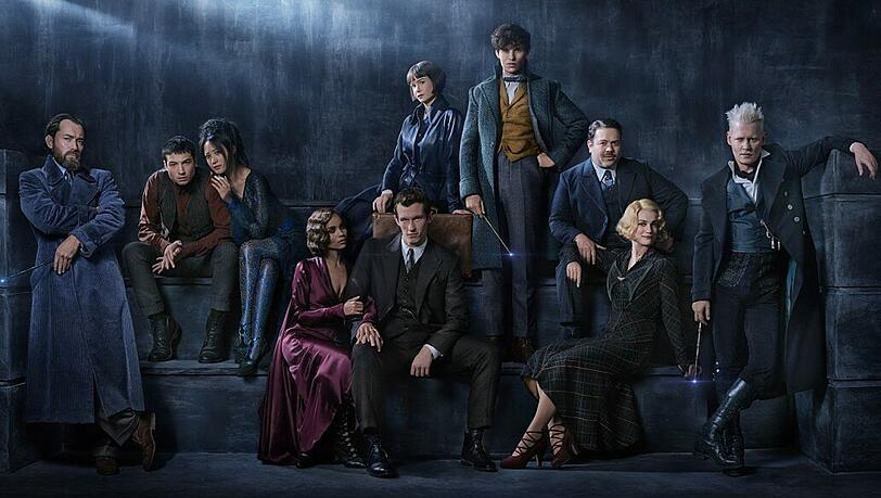 Das erste Gruppenfoto zu "Phantastische Tierwesen: Grindelwalds Verbrechen": (von links) Albus Dumbledore (Jude Law), Credence (Ezra Miller), Maledictus (Claudia Kim), Leta Lestrange (Zoe Kravitz), Theseus Scamander (Callum Turner), Tina Goldstein (Katherine Waterston), Newt Scamander (Eddie Redmayne), Jacob Kowalski (Dan Folger), Queenie Goldstein (Alison Sudol) und Gellert Grindelwald (Johnny Depp).