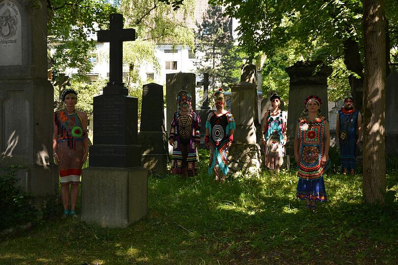 Papageienbunt in der Stadt: der Stricktrupp um Petra Perle.