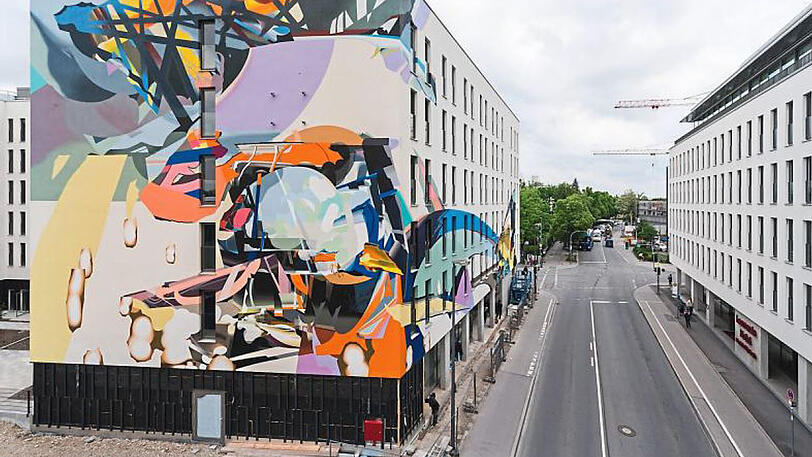 Buntes Obersendling: das Wandbild am neuen NYX-Hotel in der Hofmannstraße.