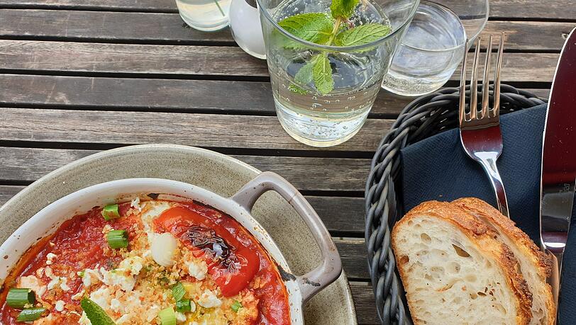 Shakshuka mit gestocktem Ei und Brot. Shakshuka mit gestocktem Ei und Brot.