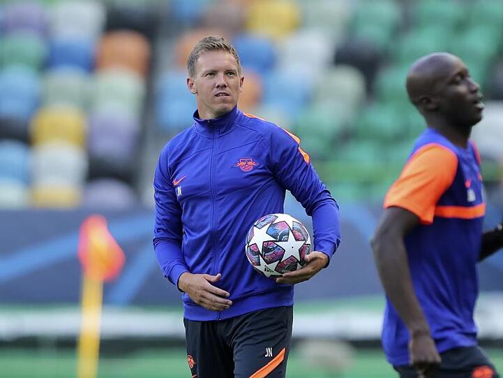 Leipzigs Trainer Julian Nagelsmann (l). Foto: Miguel A. Lopes/Pool EPA/AP/dpa/Archivbild