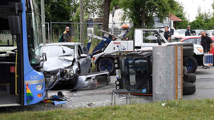 Beim Unfall in der Truderinger Straße kollidierten ein Bus mit einem Opel Corsa. Ein Klein-Lkw konnte nicht mehr rechtzeitig ausweichen und kippte auf die Seite.