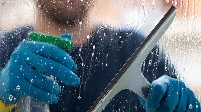 Das richtige Timing beim Fensterputzen ist wichtig, wenn es um Allergien geht.