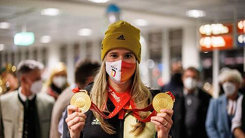 Natalie Geisenberger, deutsche Rennrodel-Olympionikin, wird am Flughafen von einer Delegation aus Berchtesgaden empfangen.