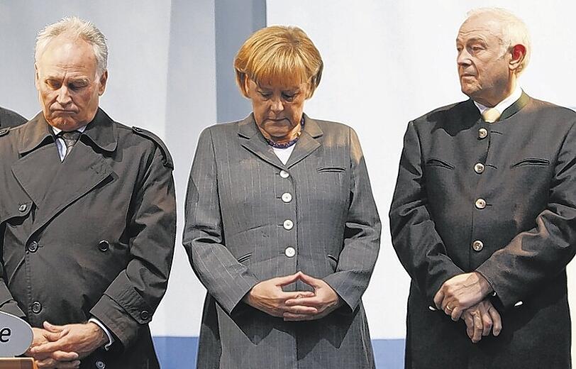 Begräbnismiene kurz vor der Wahl: Erwin Huber, Angela Merkel und Günther Beckstein.