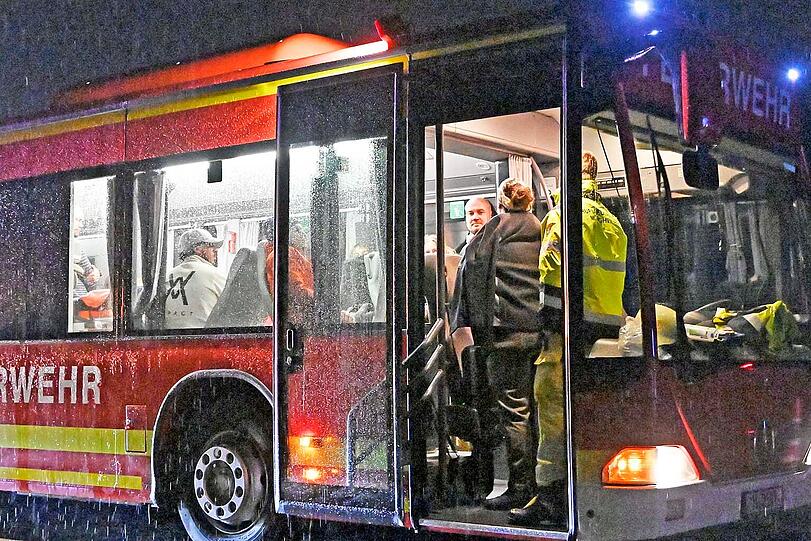 Auf der A99 bei München fängt ein niederländischer Bus auf der Fahrt nach Österreich zu brennen an. Die schnelle Reaktion des Busfahrers verhindert möglicherweise Schlimmeres.