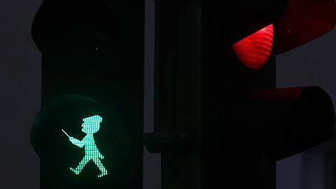 Der Komponist Richard Wagner gibt den Fu&szlig;g&auml;ngern an drei Ampeln in Bayreuth gr&uuml;nes Licht.