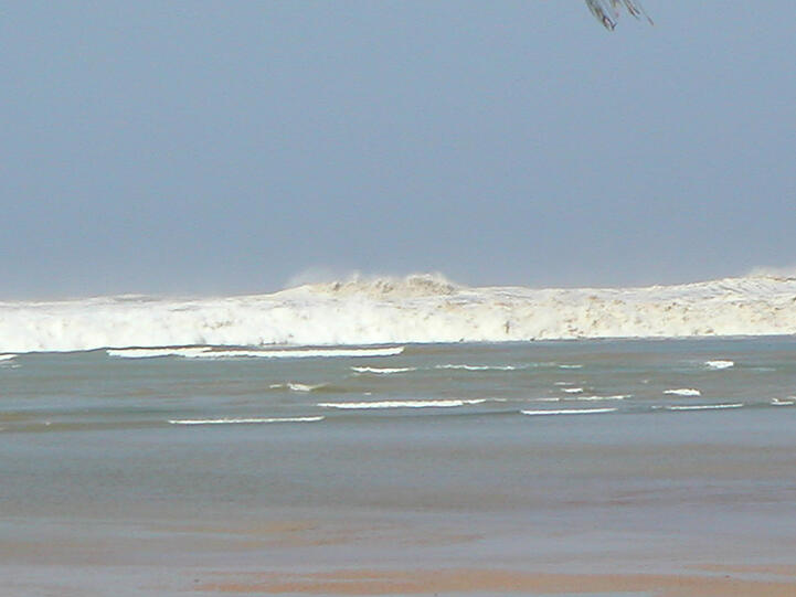 Durch ein Erdbeben im Indischen Ozean vor der Insel Sumatra der Stärke 9,1 mit verheerenden Auswirkungen durch Tsunamis, selbst noch in Nordafrika, kamen schätzungsweise 232.000 Menschen ums Leben.