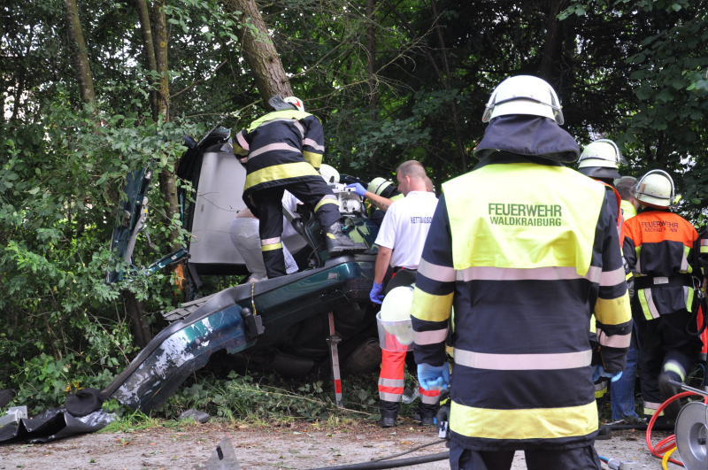 Der Wagen zerschellte an einem Baum - der Fahrer starb an der Unfallstelle.