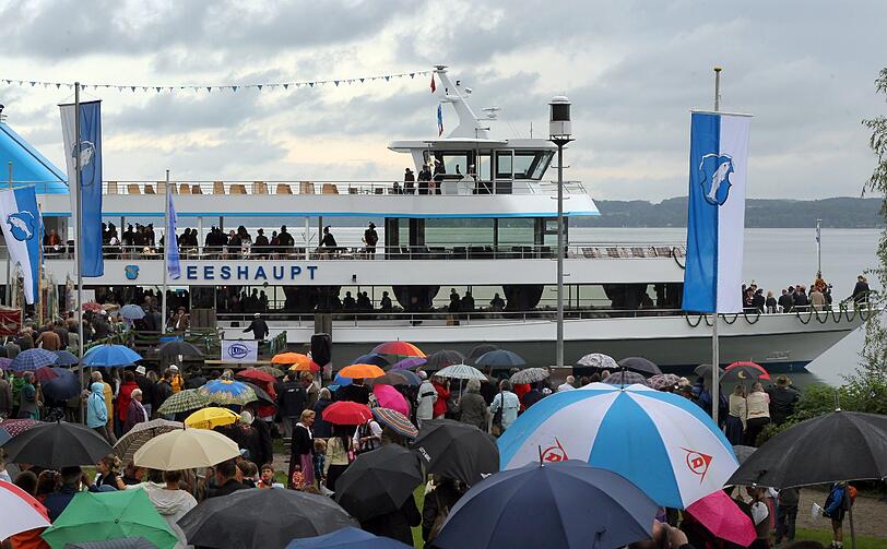 Taufe im Regen: Mit 60 Metern ist die Seeshaupt das längste Schiff auf Bayerns Seen. 2000 Passagiere sind bereits auf ihr gefahren.