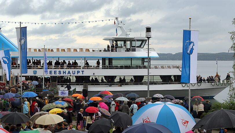 Taufe im Regen: Mit 60 Metern ist die Seeshaupt das längste Schiff auf Bayerns Seen. 2000 Passagiere sind bereits auf ihr gefahren. Taufe im Regen: Mit 60 Metern ist die Seeshaupt das längste Schiff auf Bayerns Seen. 2000 Passagiere sind bereits auf ihr gefahren.
