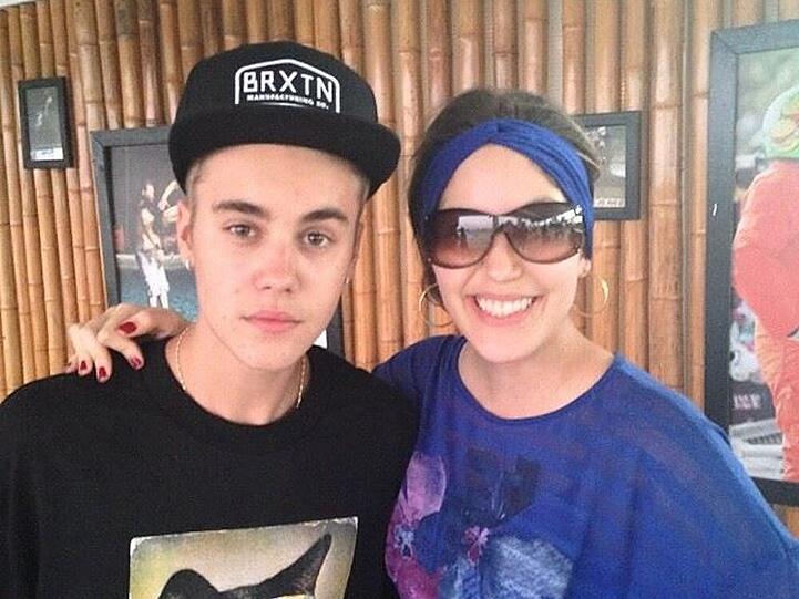Justin Bieber posiert mit einem Fan in Panama