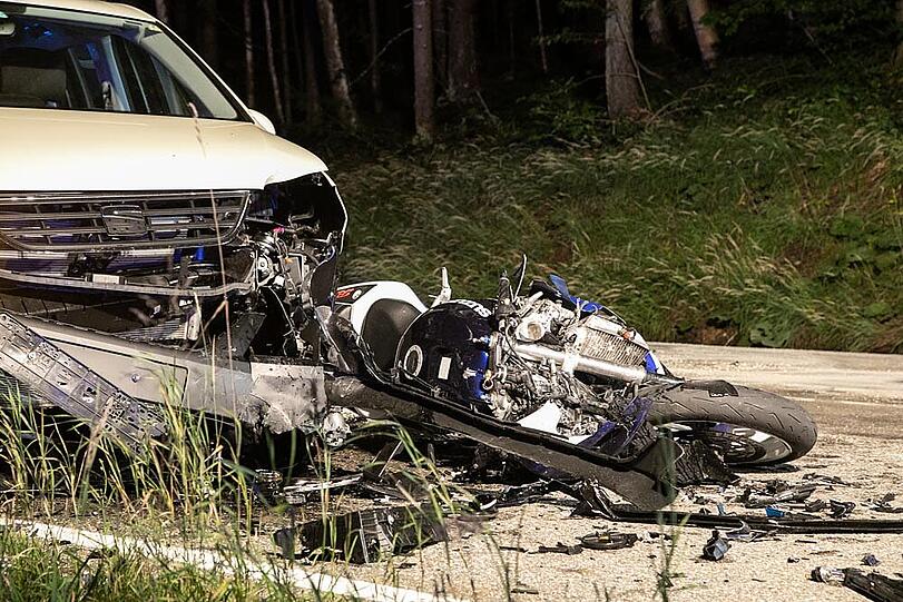 Auf der B305 zwischen Inzell und Ruhpolding ist es am Mittwochabend zu einem tödlichen Verkehrsunfall gekommen. Ein Biker war in den Gegenverkehr geraten und in ein Auto geprallt.