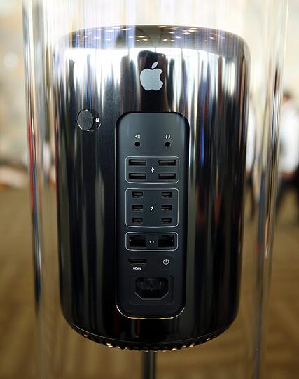 Die neueste Generation des Mac Pro als Desktop-Rechner mit Tunderbolt-2-Schnittstelle. Für Rechenpower sorgen ein Xeon-E5-Prozessor von Intel und zwei FirePro-Grafikkarten von AMD.
