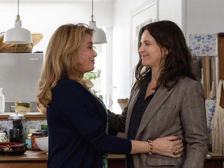 Catherine Deneuve (l) und Juliette Binoche spielen in "La Vérité" Mutter und Tochter.