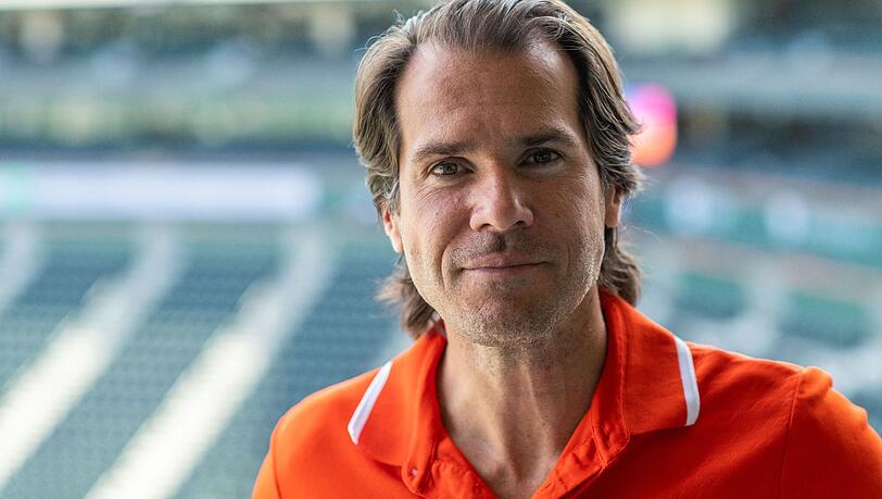 Tommy Haas steht auf der Tribüne des Center Courts.