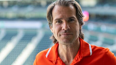 Tommy Haas steht auf der Tribüne des Center Courts.