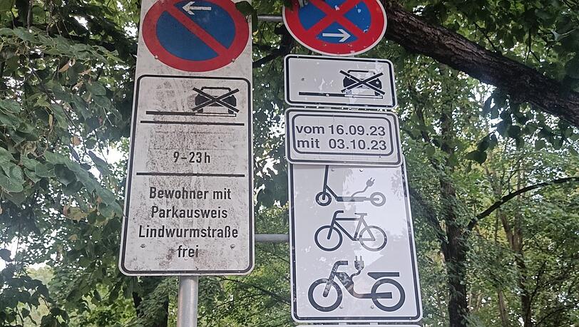 Ein eigener Parkplatz für Radl und E-Tretroller an der Ecke Poccistraße/Bavariastraße, eingerichtet für die Wiesn-Wochen. Ein eigener Parkplatz für Radl und E-Tretroller an der Ecke Poccistraße/Bavariastraße, eingerichtet für die Wiesn-Wochen.