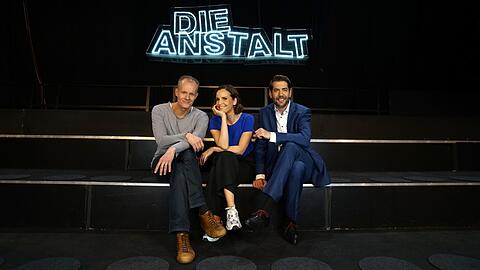 Maike Kühl (M.) ist neues Mitglied im Stammensemble der Anstalt und verstärkt das bisherige Team, bestehend aus Max Uthoff (l.) und Claus von Wagner (r.). Kühl wurde 1976 in Worms geboren und wuchs in München auf. Nach einem Journalistikstudium an der LMU absolvierte sie eine Schauspielausbildung an der Falckenberg-Schule. Seit 2006 gehört Kühl zum festen Ensemble des Kom(m)ödchens in Düsseldorf.