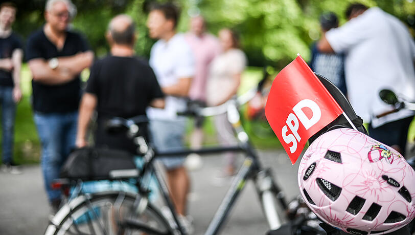 Passanten schritten nach Angaben der Polizei bei der Auseinandersetzung am SPD-Infostand ein. (Symbolbild)