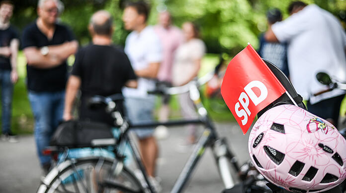 Passanten schritten nach Angaben der Polizei bei der Auseinandersetzung am SPD-Infostand ein. (Symbolbild)