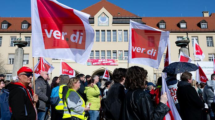 Mitarbeiter des öffentlichen Dienstes nehmen nach einem Aufruf der Gewerkschaft Verdi vor dem Klinikum Schwabing an einem Warnstreik teil. Am Donnerstag werden die städtischen Kliniken erneut auf die Notfallversorgung umgestellt.