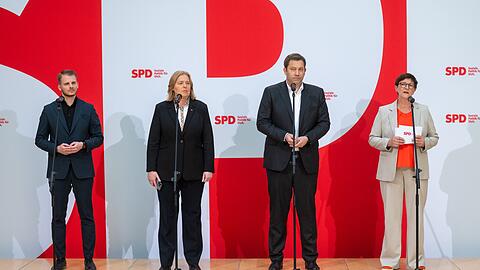 Neue erste Reihe bei der SPD: Tim Klüssendorf, Bärbel Bas und Lars Klingbeil. Die außen stehende Co-Parteichefin Saskia Esken tritt nicht mehr an.