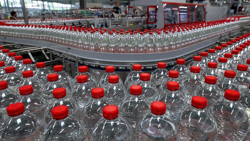 Das Unternehmen Roxane GmbH aus Jessen hat mehrere Mineralwasser wegen Verunreinigung zurückgerufen. (Archivbild)