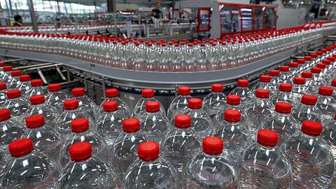 Das Unternehmen Roxane GmbH aus Jessen hat mehrere Mineralwasser wegen Verunreinigung zurückgerufen. (Archivbild)